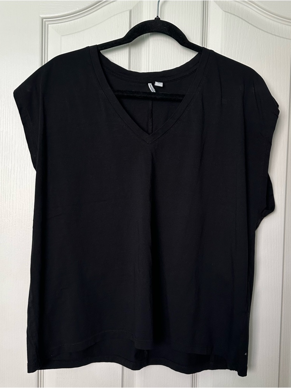 NORDSTROM Black V-Neck Sleeveless  Women's Top